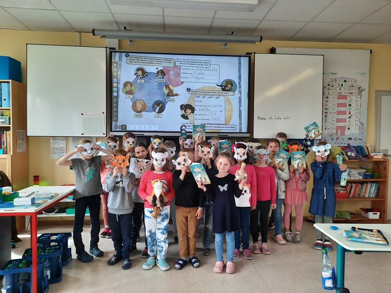 Die Klasse 1 a mit ihren gebastelten Masken