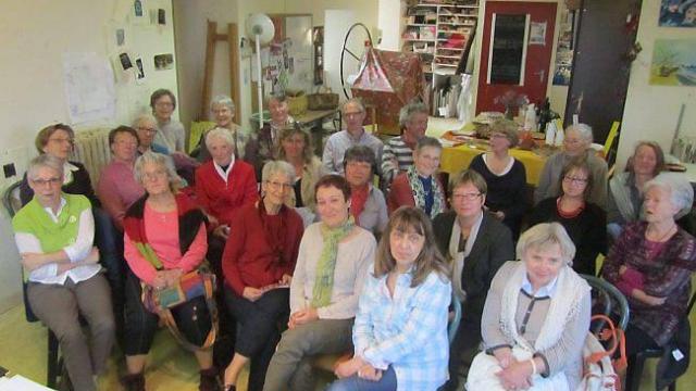 Les membres de l'Atelier d'art aux côtés de leurs responsables : Nadine Quinton, présidente ; Nicole Montégut, secrétaire, et Claudine Thieulent, trésorière.