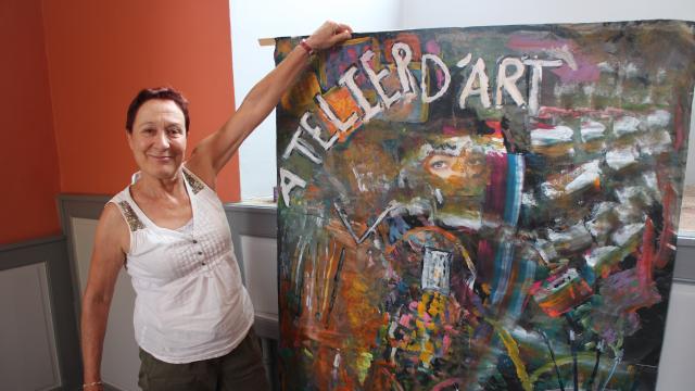 Nadine Quinton, présidente de l’Atelier d’art, avec la fresque réalisée par les adolescents. | OF