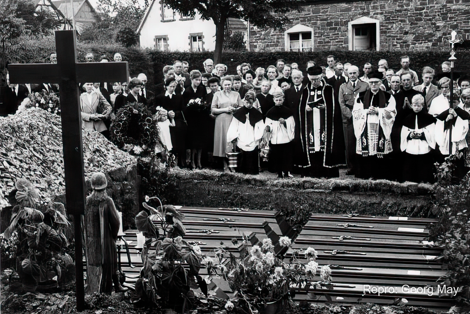 Beisetzung von 30 Toten auf dem Friedhof in Herhahn