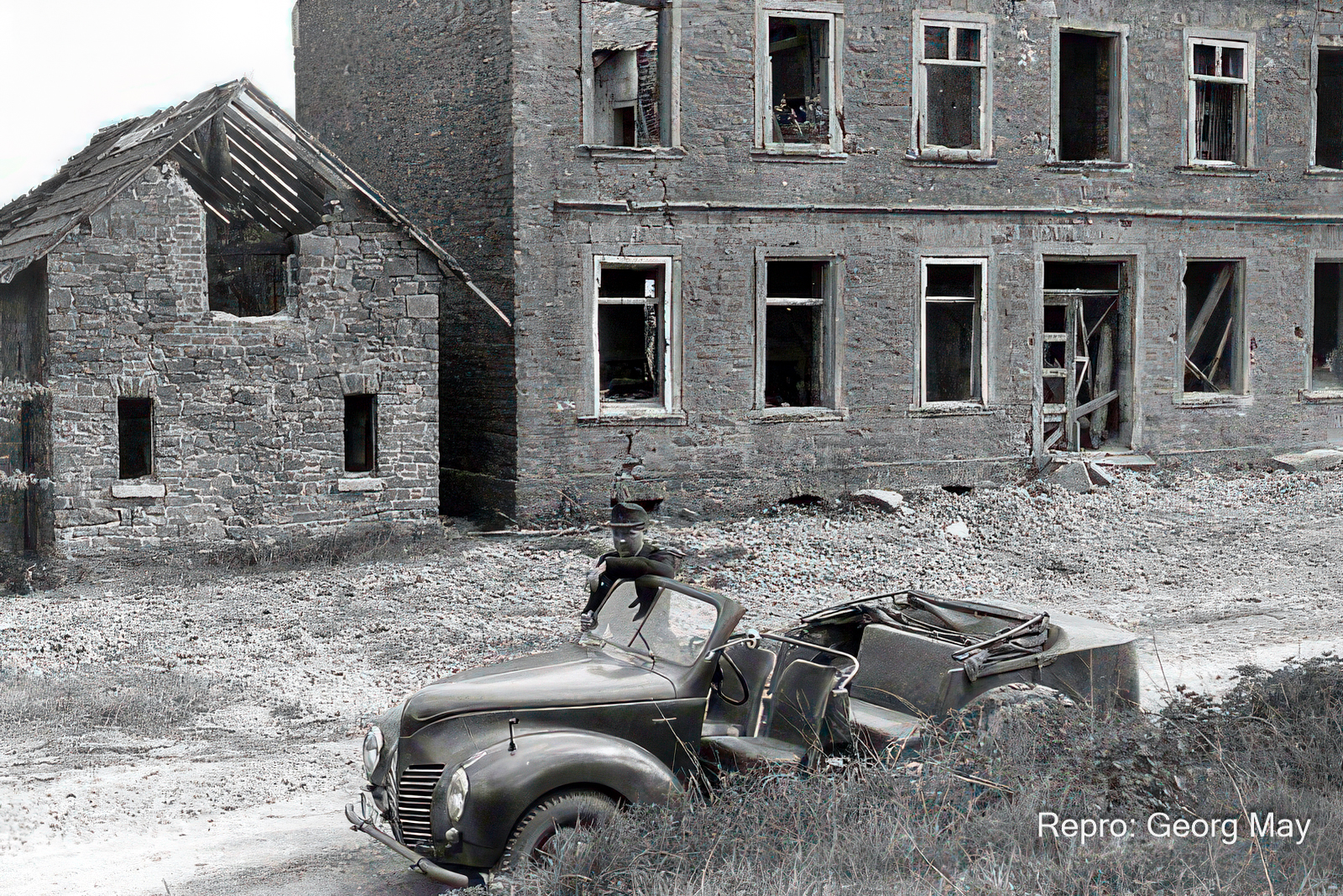 Die alte Schule mit Hausmeisterwohnung, nach dem Ende des 2. Weltkrieges