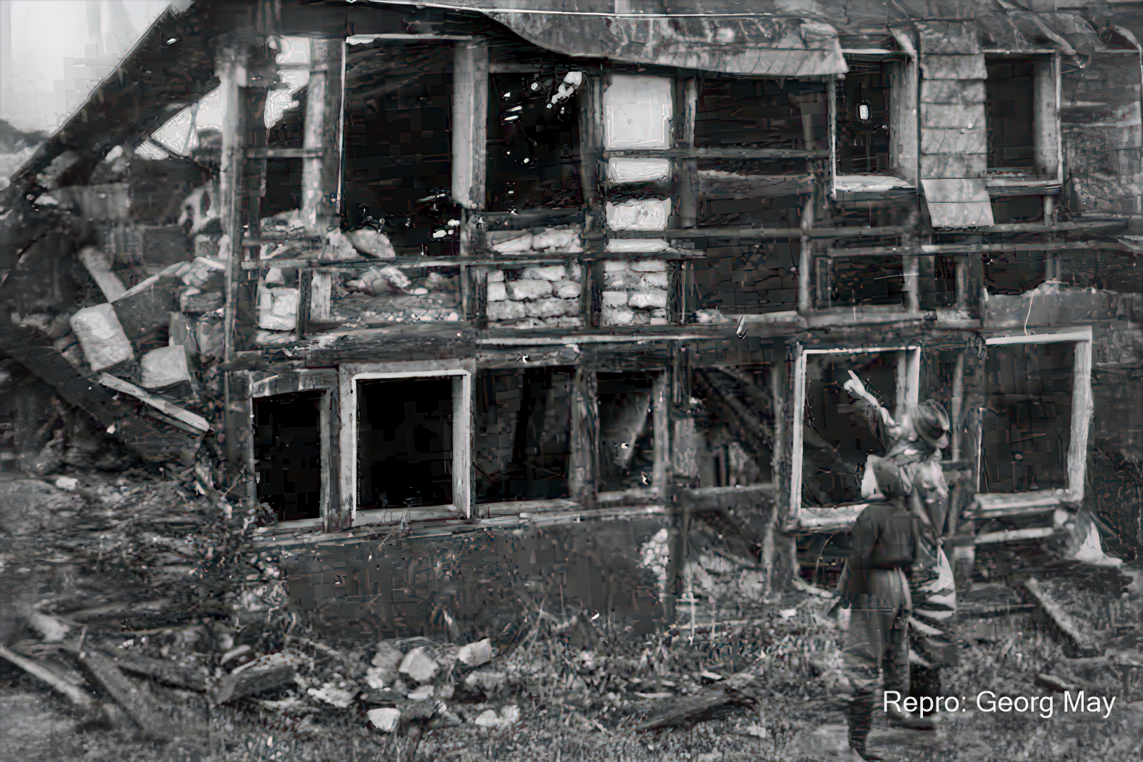 "Das war unser Haus"... Ein Vater zeigt seinem Sohn das ehemalige Wohnhaus in Wollseifen