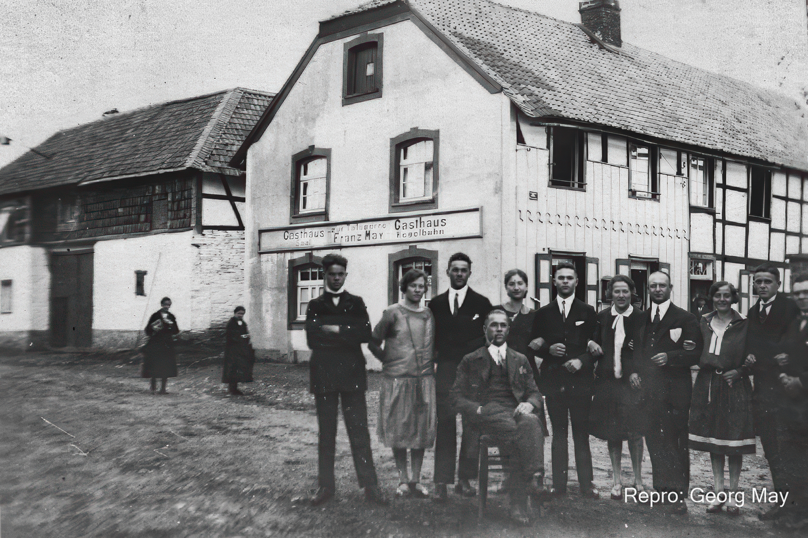 Gebrüder May vor dem Gasthof ihres Vaters, 1927