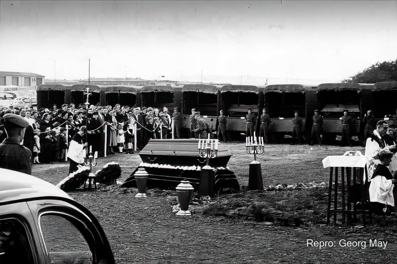 Segnung der Särge von 120 Toten, bei Walberhof 1955