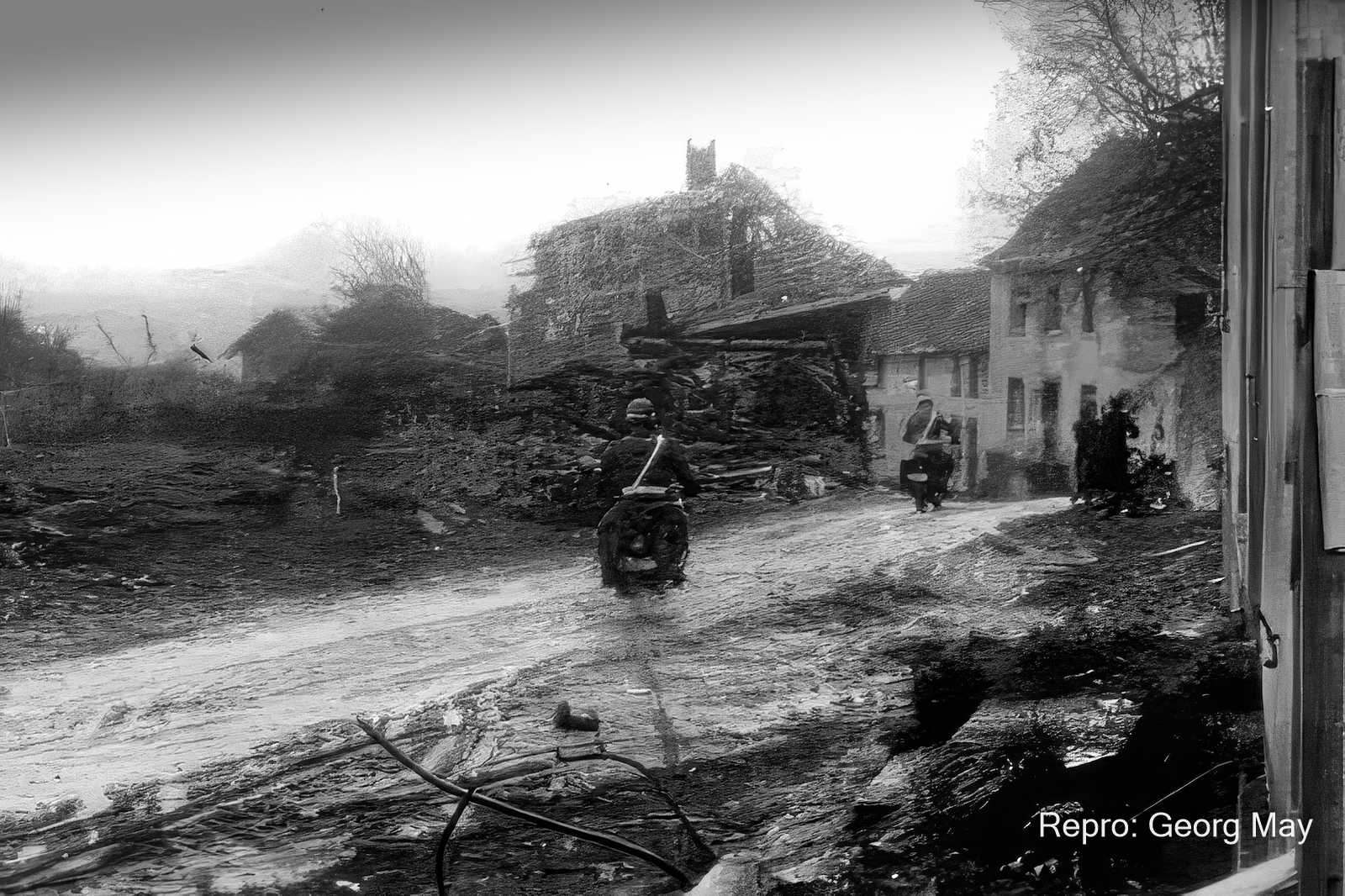 Militärpolizei bei Kontrollfahrt durch die Trümmerlandschaft 