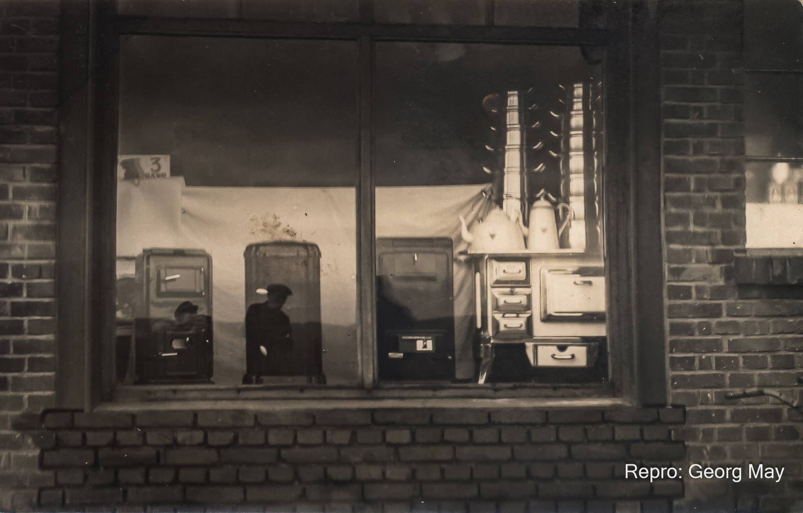 Blick ins Schaufenster der Schmiede von Alois May, 1938