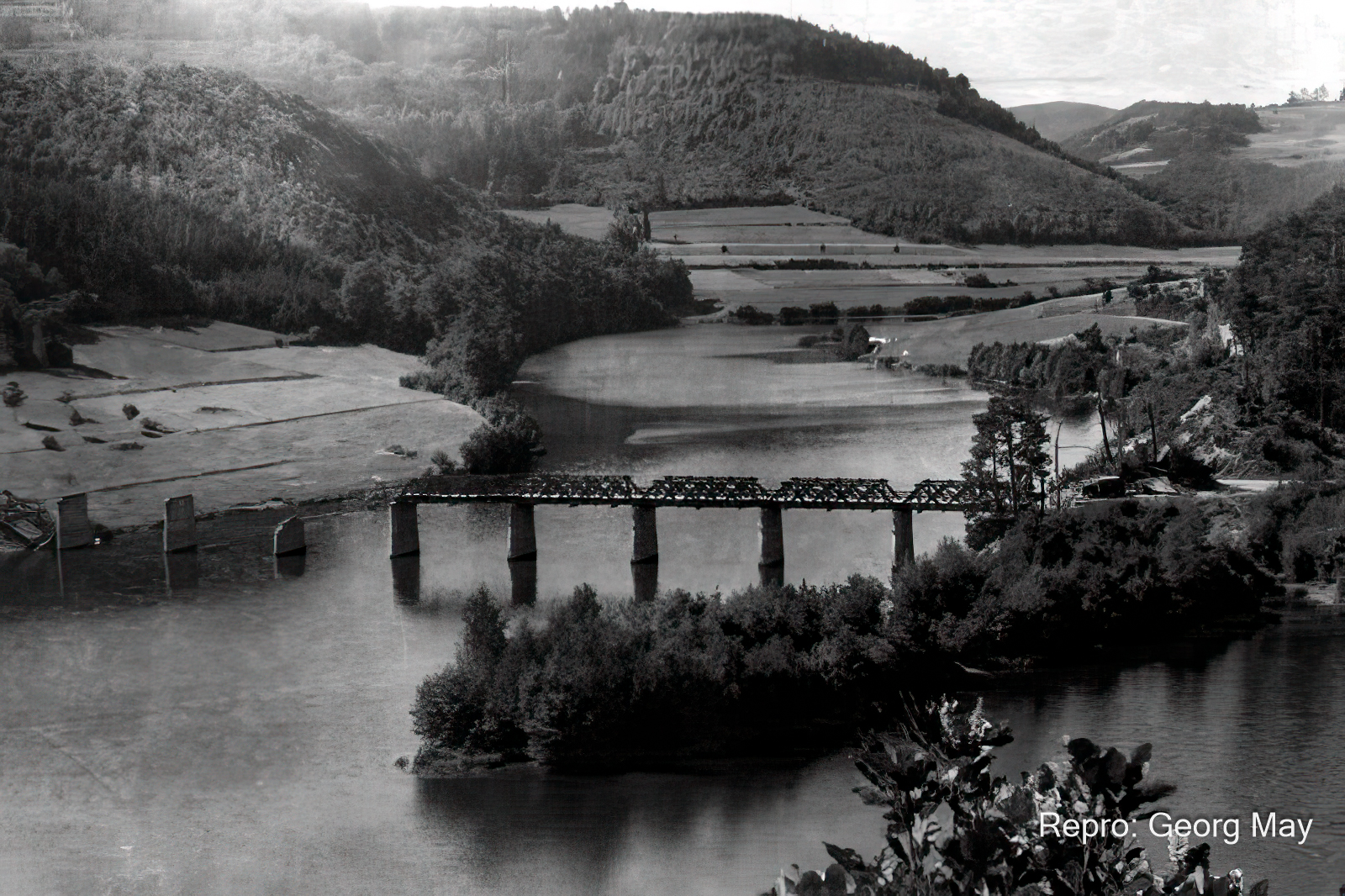 Die Reste der Eisenbahnbrücke bei Patersweiher