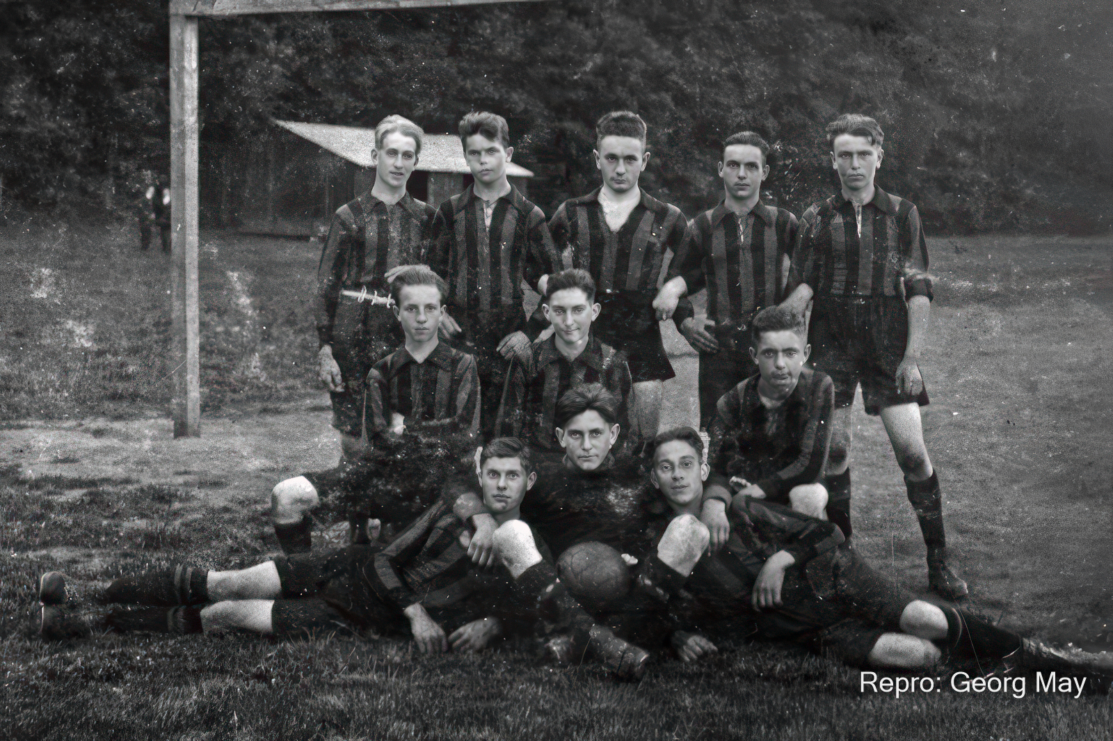 Die Fußballer des Sportvereins Schwarz-Weiss Wollseifen 1925. Nur wenige von Ihnen überlebten den 2. Weltkrieg.
