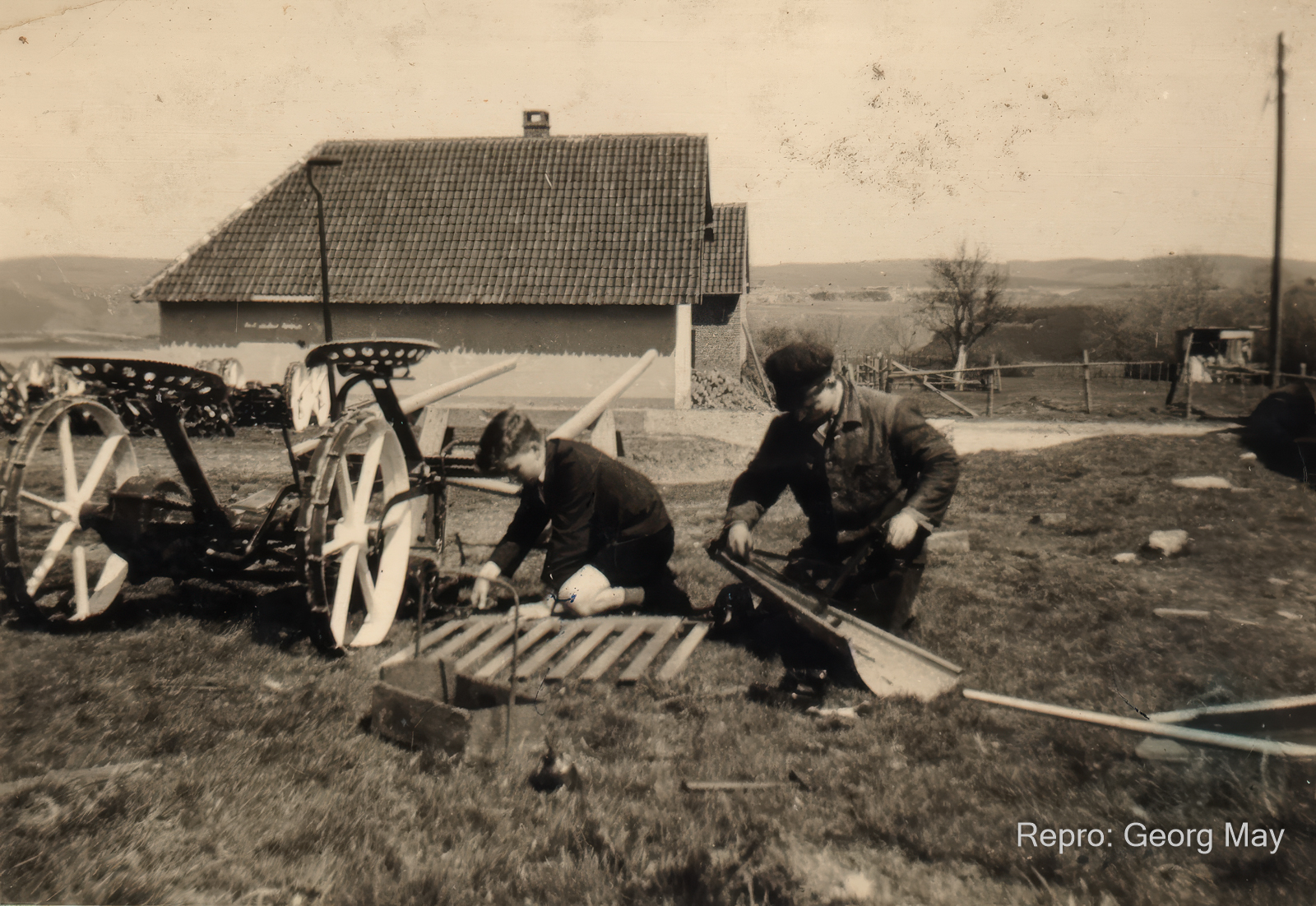 Schmiedemeister Alois May mit Lehrling Clemens Karbig, Montage einer Mähmaschine um 1938