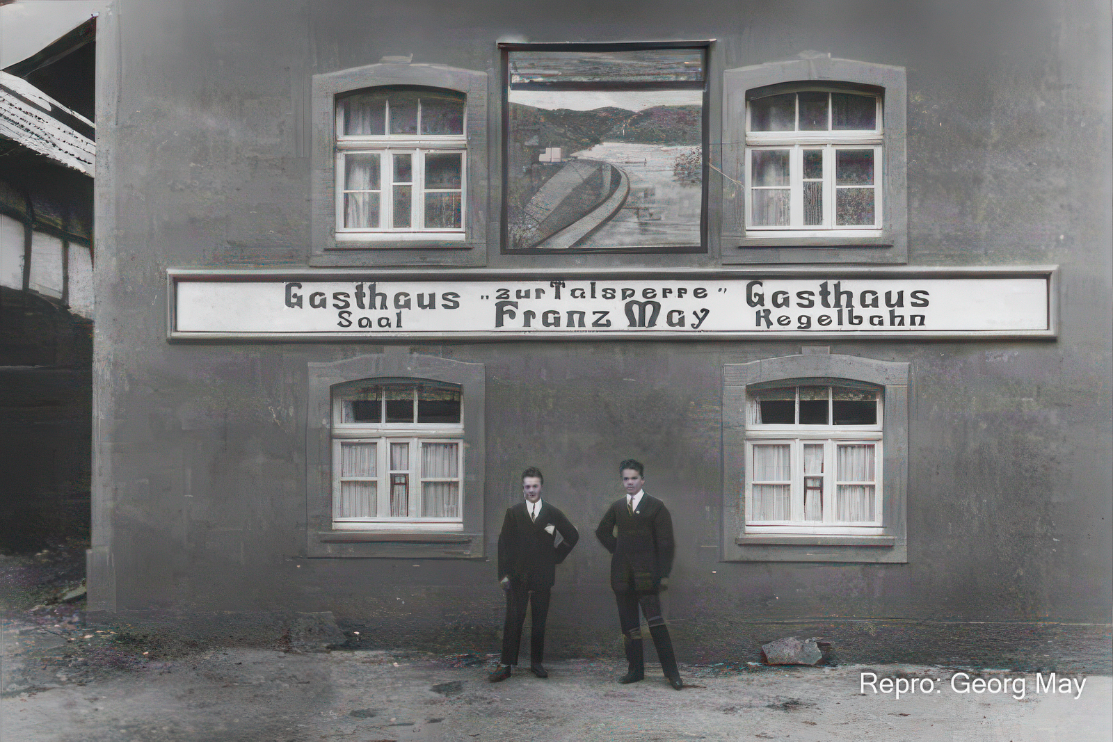 Josef und Willi May am Gasthof ihres Vaters, 1930