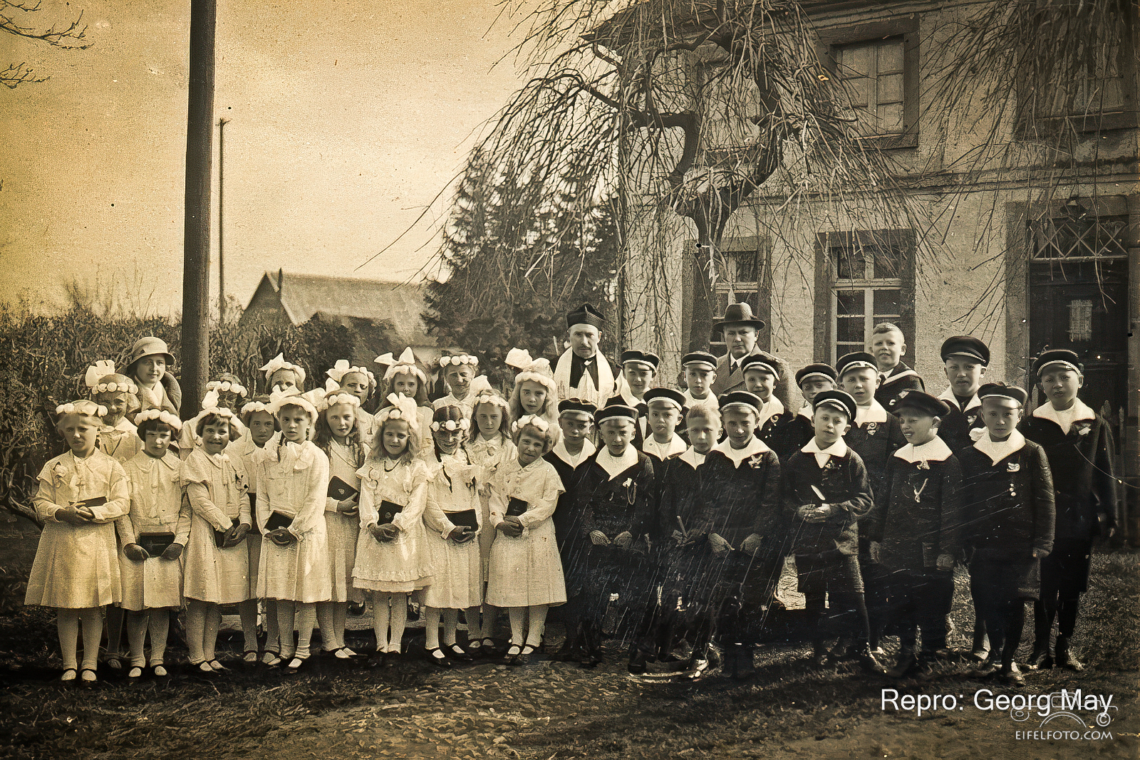 Kommunionkinder mit Pfarrer u. Lehrer vor dem Pfarrhaus, 1933