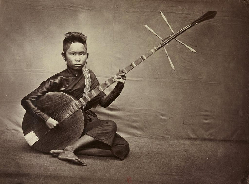 Joueuse de chapei du Palais royal du Cambodge. Émile Gsell, c. 1870 s.