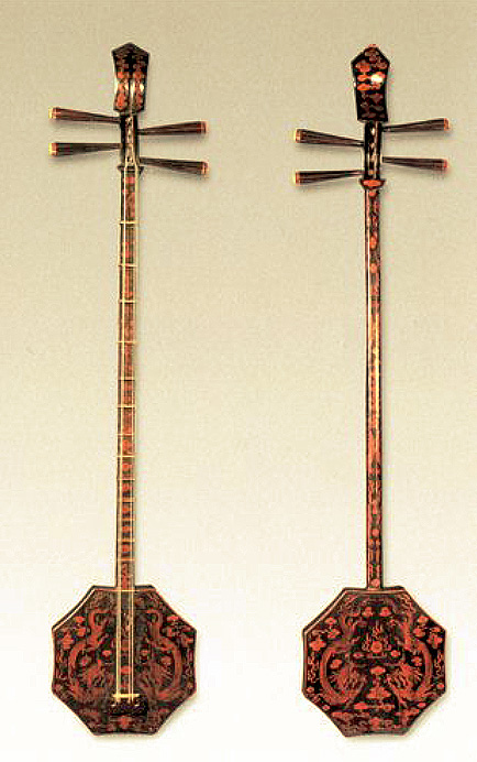 Luth à caisse hexagonale dit shuangqing, époque Qing (1644-1912). Don de Yang Dajun, Zhongguo yinyue yanjiusuo. Longueur 102 cm, largeur 20 cm. LIU Dongsheng, Zhongguo gudai yueqi, Hubei Meishu chubanshe, 2003, malade. 277