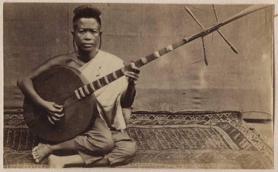 Female chapei player. Photo Émile Gsell c. 1866-70