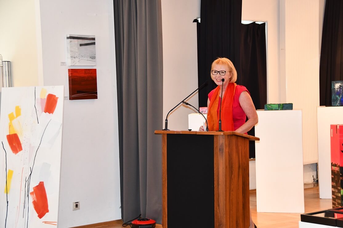 Gitta Schumann-Mueller bedankt sich auf der Vernissage