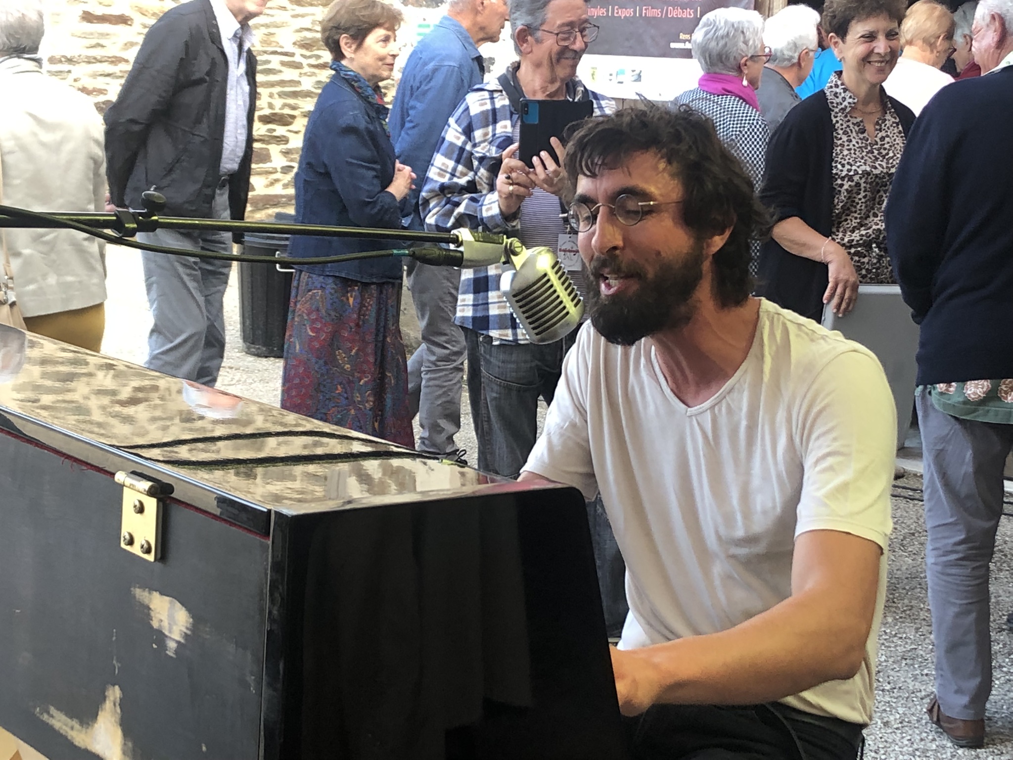 Kasper et son piano mobile  (photo Estelle Caumartin)
