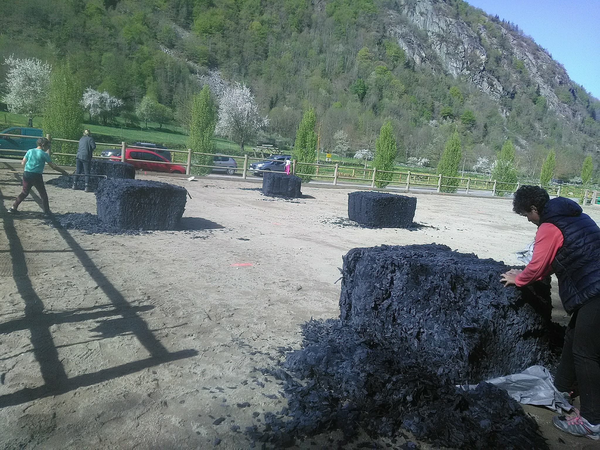 Etape 5, c'est là qu'on s'amuse : ouvrir et étaler, au râteau, son ballot dans son carré !