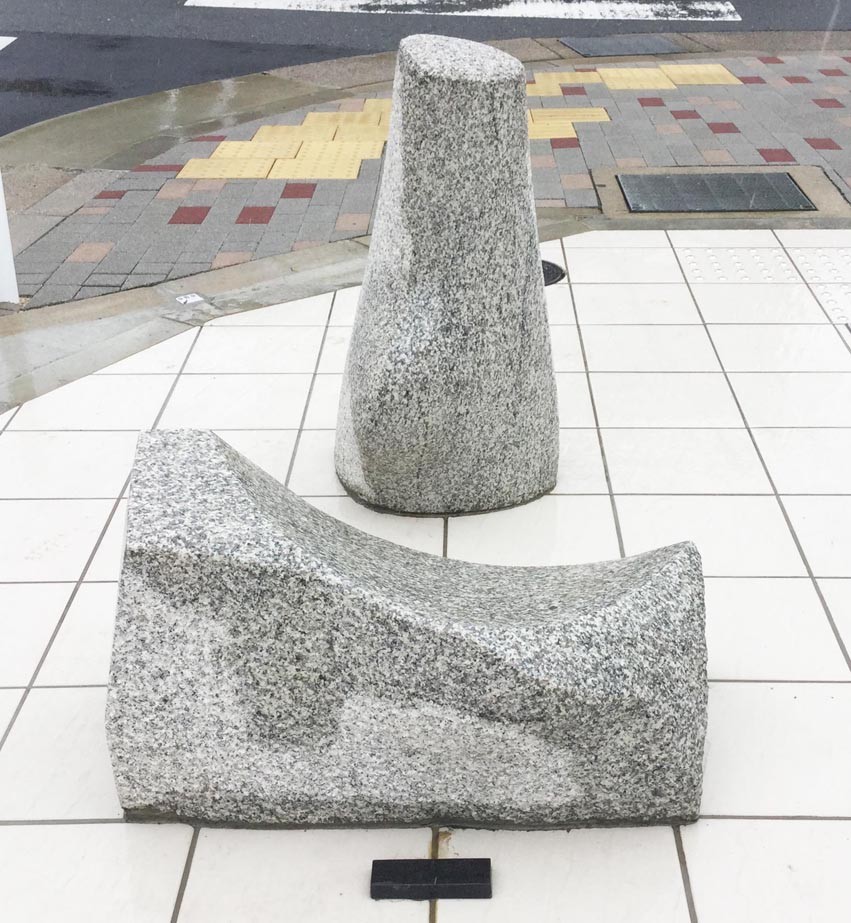 「対話する石 」（２点１組） 70×50×30 30×65×45cm 白御影石 2012年 佐野 賢 京都市立芸大 名誉教授