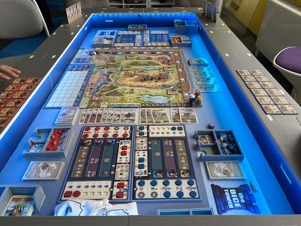 FSTABLE Table Folded Space