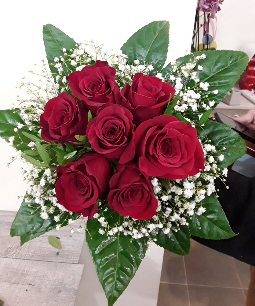 Ramo redondo de rosas. 