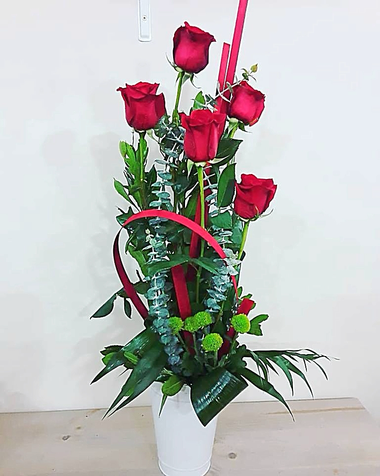Centro con 5 rosas. 