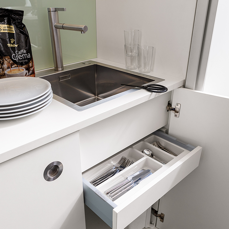 The sink, taps und cutlery drawer can be fitted as an option.