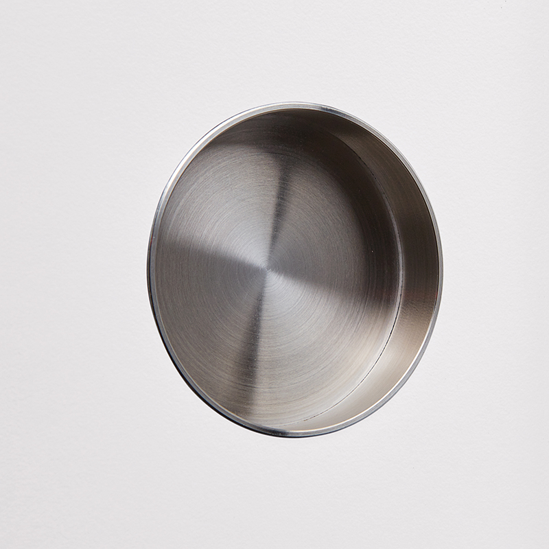 Recessed grip Ø 6 cm, brushed stainless steel.