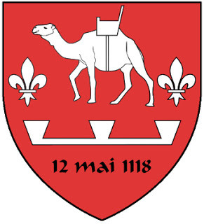 De gueules au dromadaire chargé d'un bat, accosté de deux fleurs de lis, soutenu d'un lambel de trois pendants renversé, le tout d'argent, le lambel lui-même soutenu de l'inscription "12 mai 1118" de 