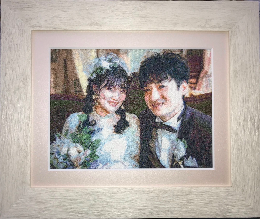 結婚式の記念品として。フォト刺しゅうなら自然な雰囲気のまま華やかにお部屋を彩ってくれます。