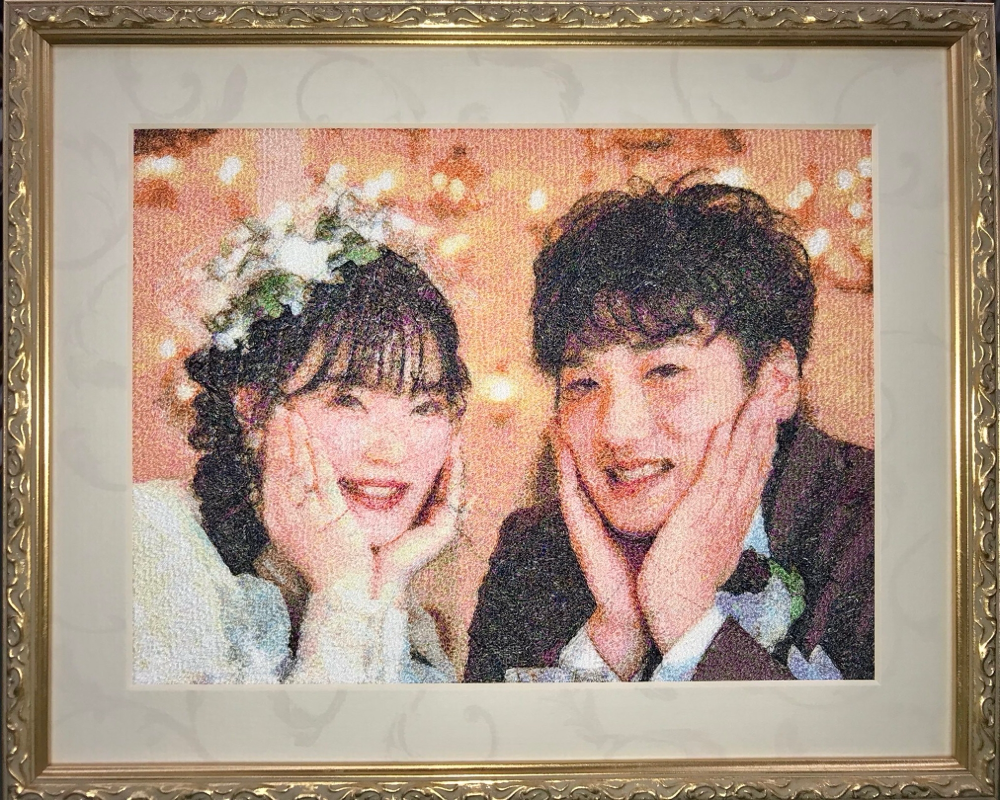 幸せなお二人のウェディングフォトを、フォト刺しゅうで額装しました。結婚式当日のウェルカムボードにも最適！