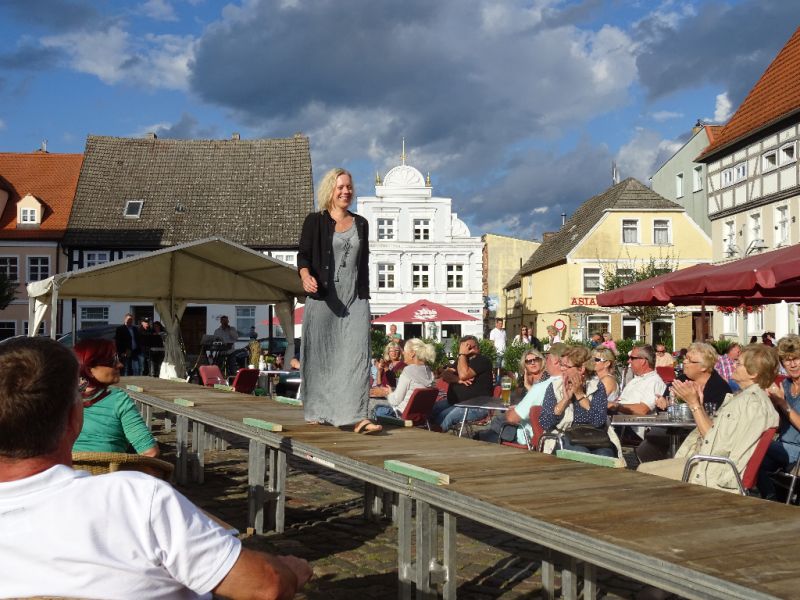 Bodenlanges Kleid mit Jäckchen