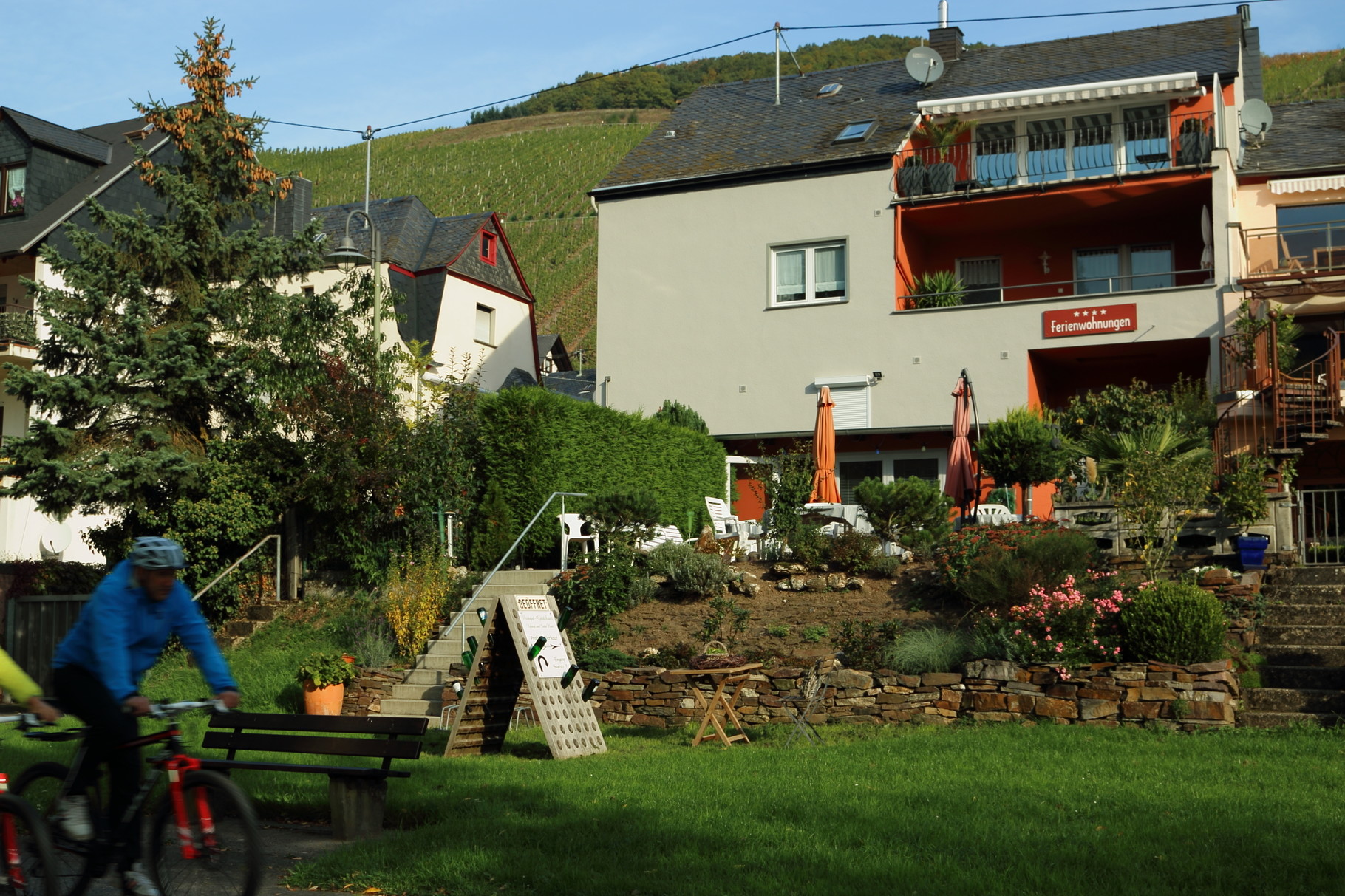 Unser Weingut-Gästehaus mit dem Mosel-Radweg im Vordergrund