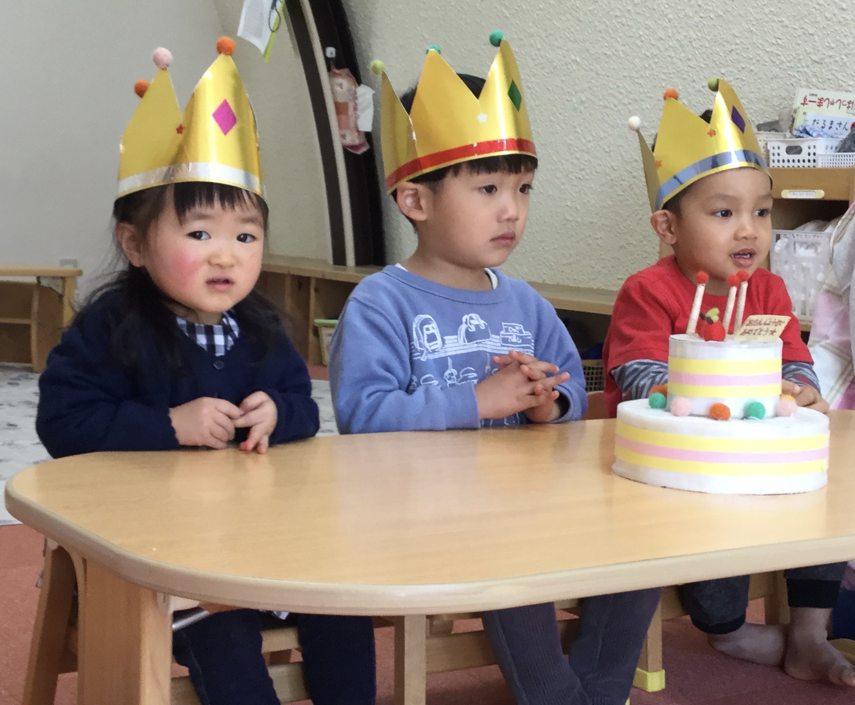 　今日は、ひかりぐみのりんちゃんと、ほしぐみのそうすけくん、　　 ヴォンくんのお誕生日会をしました。ヴォンくんは7日、そうすけくんは8日で3歳になりました。りんちゃんは28日で2歳になります。　　　　みんなから、♪ ハッピーバーズデイ  ♪の歌とケーキのプレゼント。　　お誕生日、おめでとう !