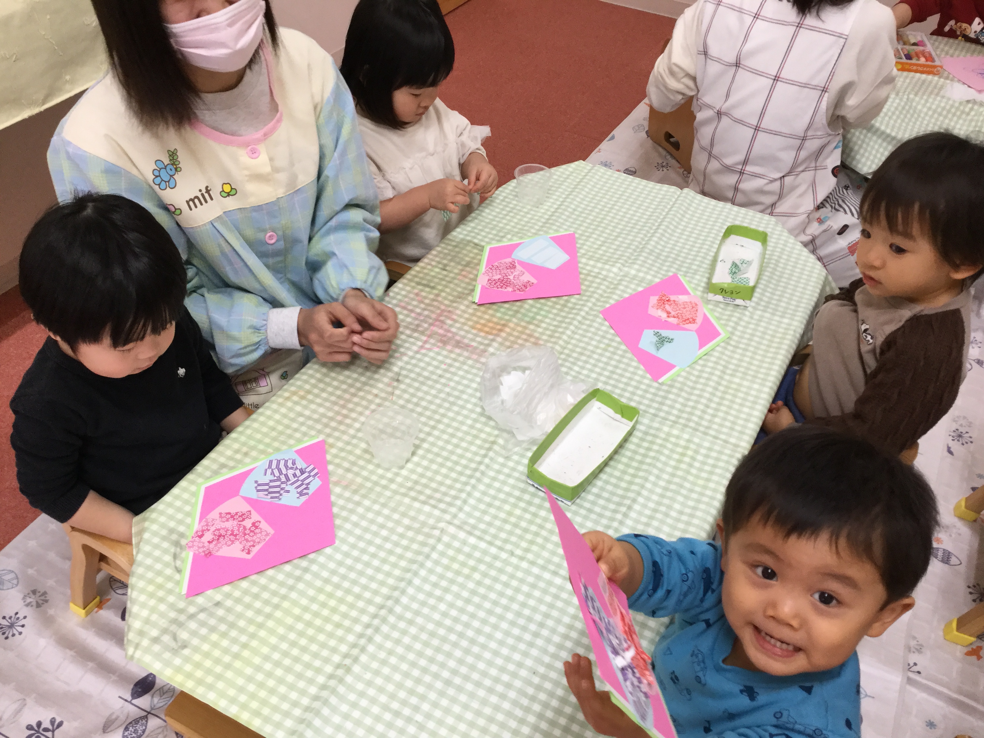 　今日、ひかりぐみさんは折り紙をちぎって遊びました。一生懸命に、　折り紙をちぎっていました。