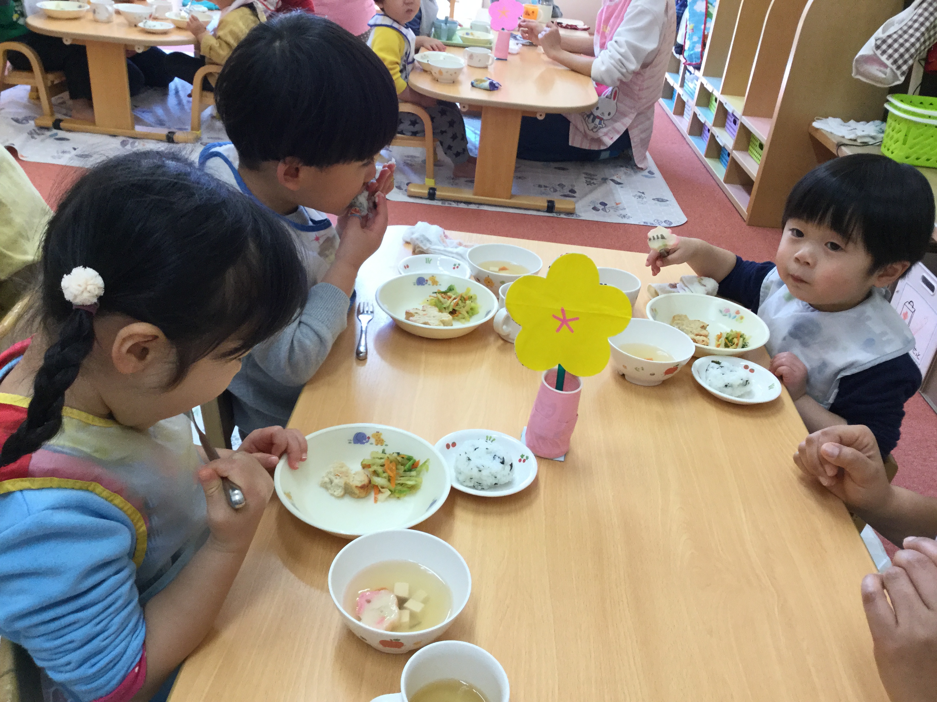 給食はひなまつりメニューで、みんなで美味しく食べることが　　　　　できました。