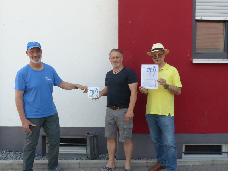 :                              Martin Klatt (links) und Wolfgang Huber (rechts) vom NABU überreichen Michael Schmitt aus Muggensturm Plakette und Urkunde zum Schwalbenfreundlichen Haus (Foto: Schmitt/NABU)