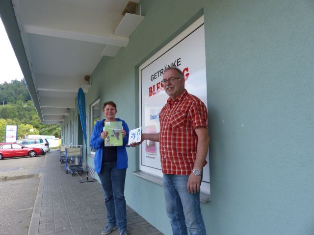 Anita Beha (NABU) und Axel Blessing beim Überreichen der Plakette, Foto: Klatt