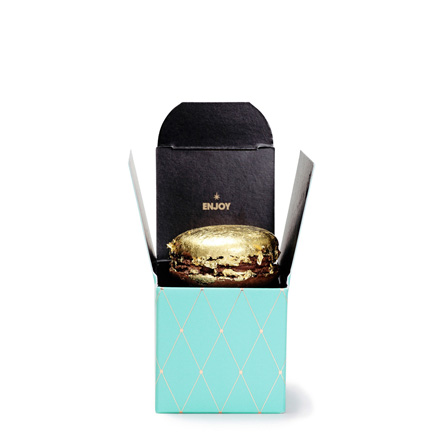 Gold Macarons in Mini Give-Away Box türkis