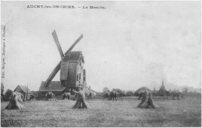 Derrière le moulin à vent, le moulin à vapeur.