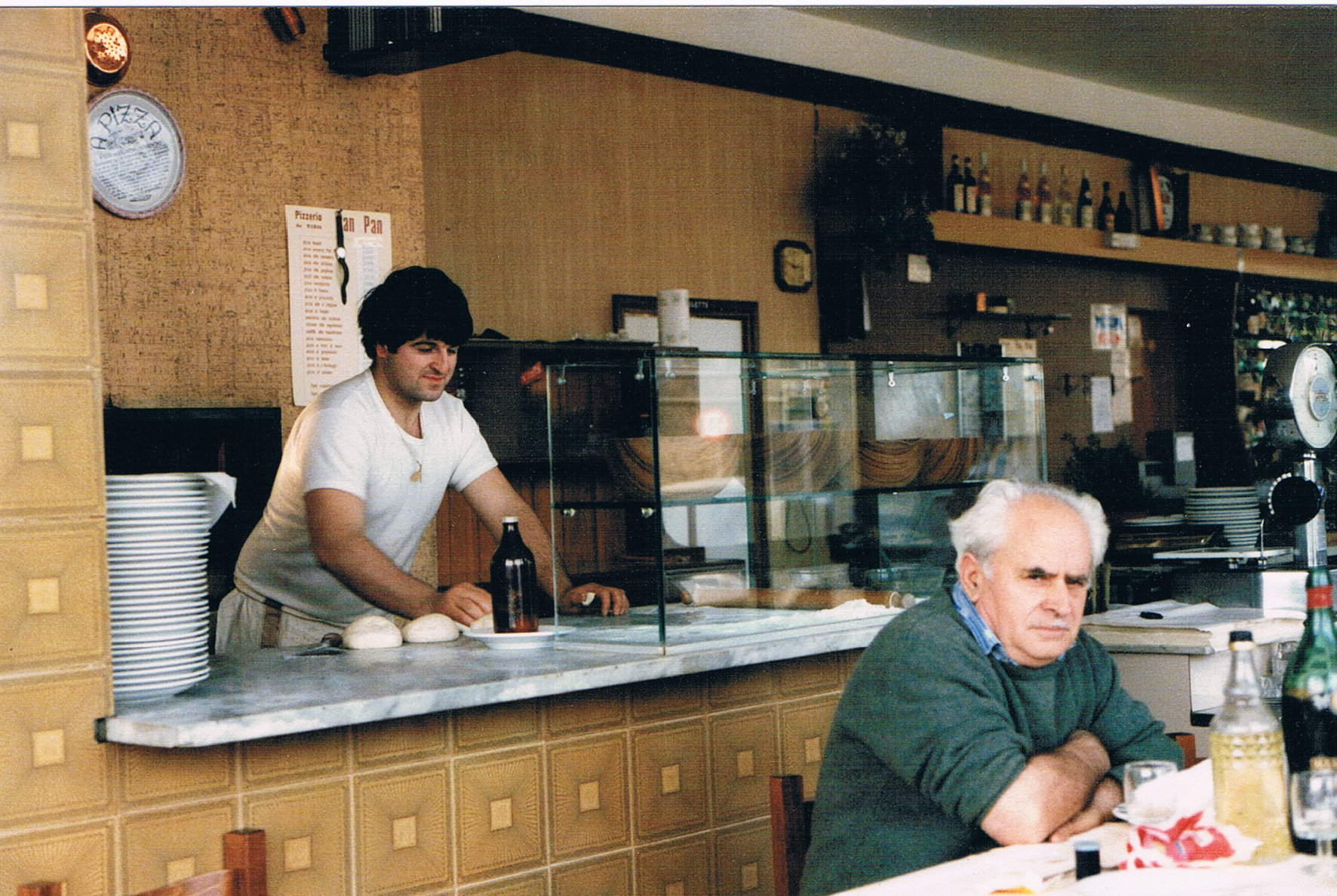 Uno scorcio del vecchio forno della pizzeria Pan Pan. In foto Biagio e Francesco.