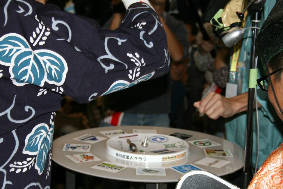 指から放たれるそのコマは相手を弾き飛ばす。観客は静まり返る...