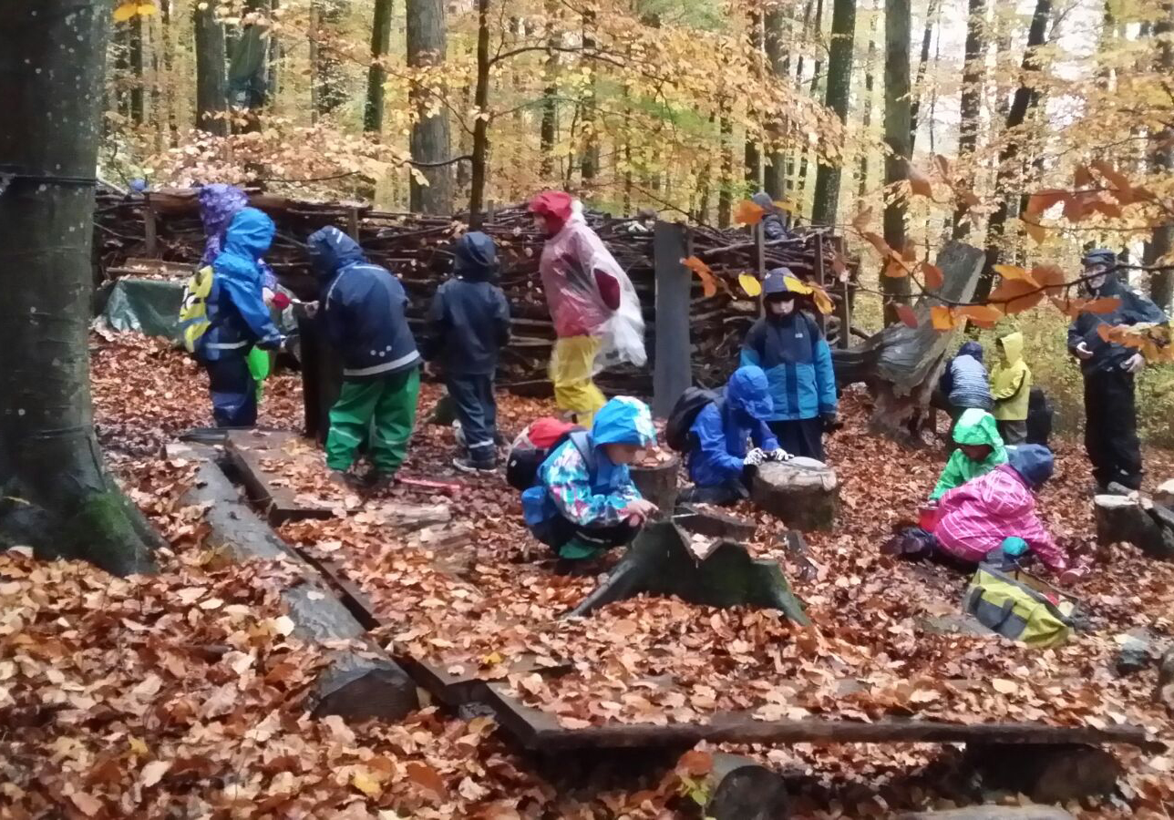 Spielen im Wald