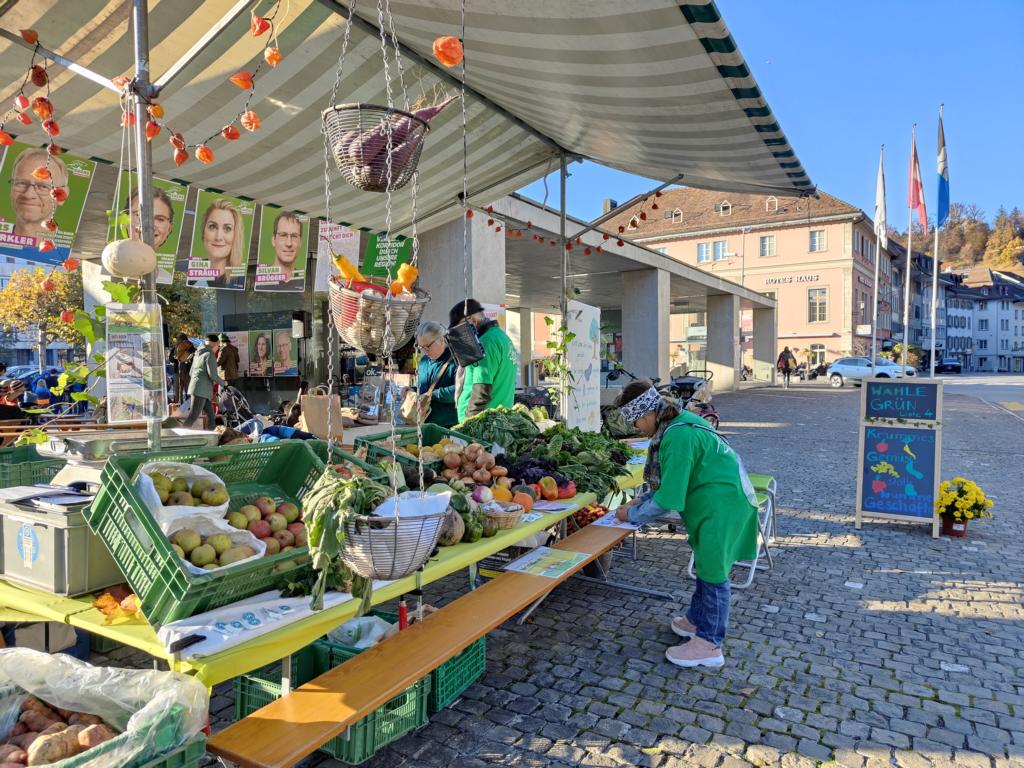 Es gibt immer zu tun an einem Marktstand.