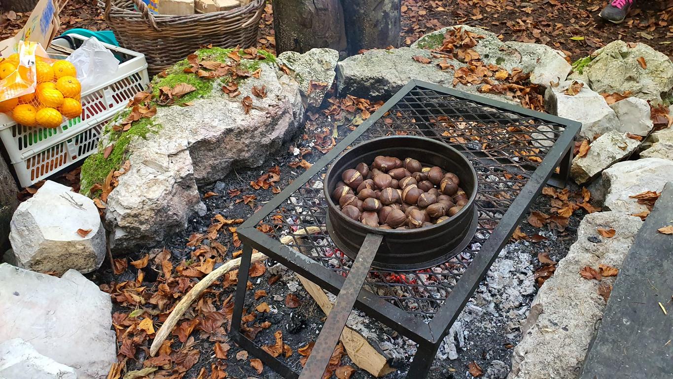 es gibt neben Gemüse und Früchten auch Marroni