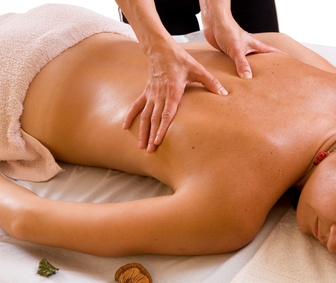 Wohltuende Massage in entspannter Atmosphaere: Sanfte Griffe, Loesung von Verspannungen und ganzheitliches Wohlbefinden für Regeneration und Ruhe.