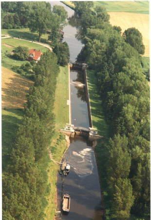 Luftbild der Schleuse Hademstorf, veröffentlicht mit freundlicher Genehmigung des Wasser- und Schifffahrtsamtes Verden (vergrößerbar)