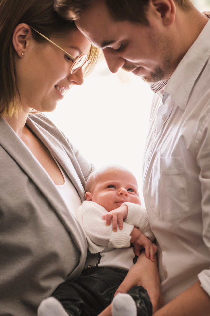 Portrait Eltern mit Baby / Newborn bei natürlichem Licht in Mainz