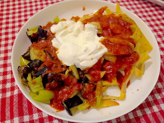 Kizartma Recipe: deep-fried vegetables with tomato sauce and yogurt