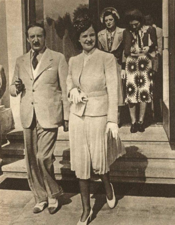Ish-mbreti i Shqipërisë Ahmed Zogu dhe ish-Mbretëresha Geraldinë largohen nga hoteli “Kemeri”. Te porta ishin motrat e mbretit, princeshat. — Burimi : Atpūta, 21 korrik 1939, faqe n°13