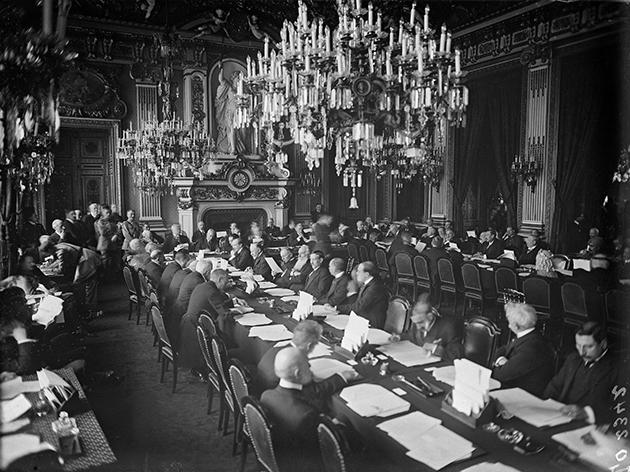 Sesioni i inaugurimit të konferencës së paqes në Quai d'Orsay në Paris, janar 1919. © Marcel Lorée/ECPAD/Défense